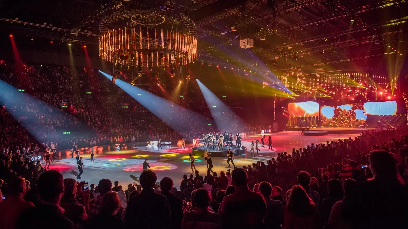 Spectacle sur glace Delice Show avec patineurs en costumes sous un éclairage théâtral