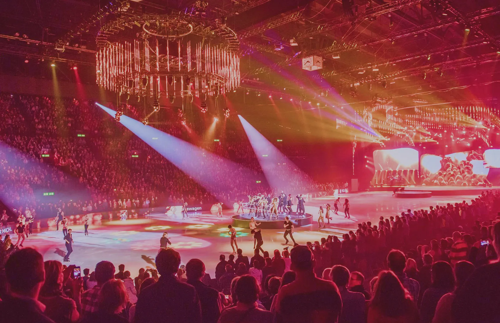 Spectacle sur glace Delice Show avec patineurs en costumes sous un éclairage théâtral