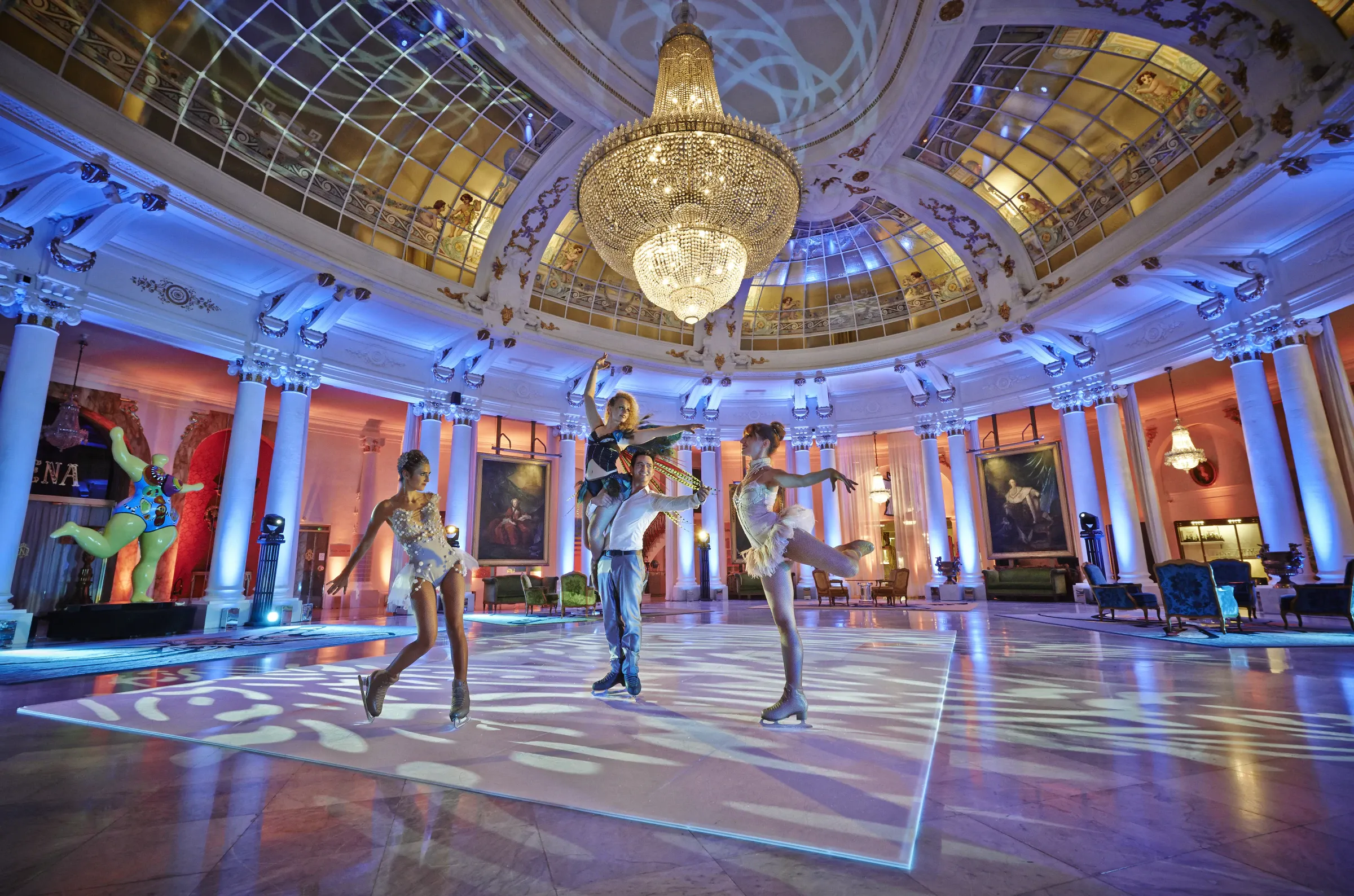Spectacle Ice Signature — performance sur glace élégante sous un éclairage théâtral bleu
